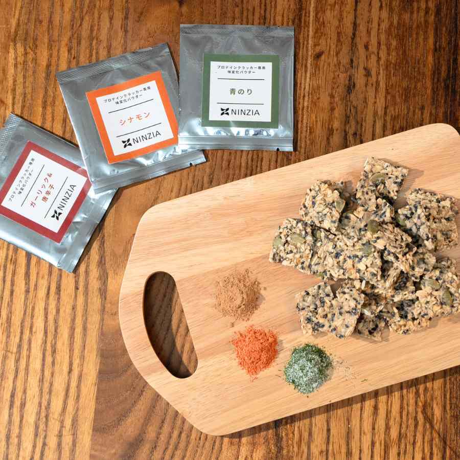 【キャンペーン実施】  プロテインクラッカーに限定「味変パウダー」付きセットを発売
